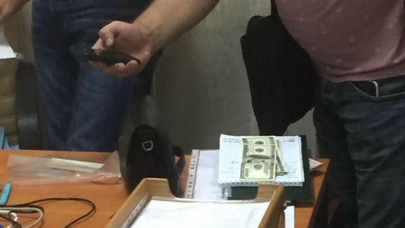 СБУ на гарячому зловила чиновника, який незаконно видавав "паспорти моряка" СБУ на гарячому зловила чиновника, який незаконно видавав "паспорти моряка"