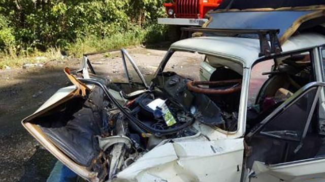 Под Киевом произошло ужасное ДТП, один автомобиль сплющило Под Киевом произошло ужасное ДТП, один автомобиль сплющило