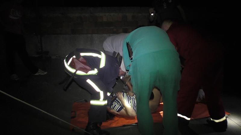 Девушка чудом выжила после падения с крыши многоэтажки Девушка чудом выжила после падения с крыши многоэтажки