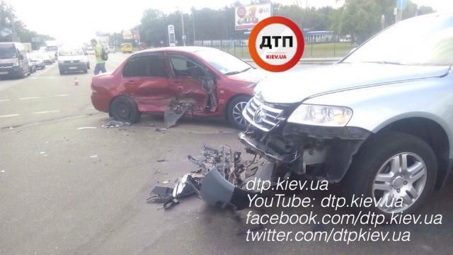 Батьки з дитиною в салоні влаштували ДТП у Києві Батьки з дитиною в салоні влаштували ДТП у Києві