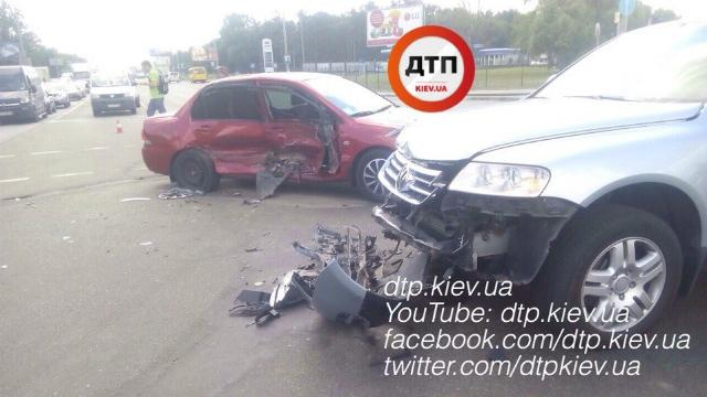 Родители с ребенком в салоне устроили ДТП в Киеве