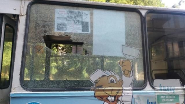 Тролейбус обстріляли у Хмельницькому: з’явилися фото Тролейбус обстріляли у Хмельницькому: з’явилися фото