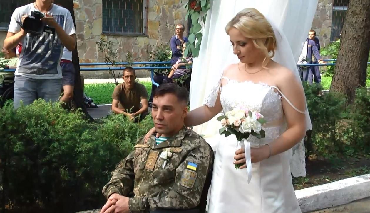 Романтика войны: волонтерка и военный сыграли свадьбу в госпитале