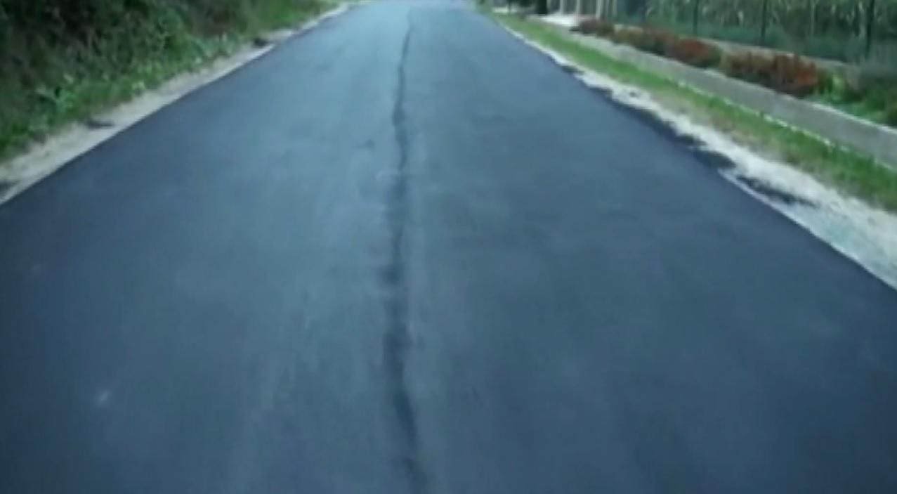 Селянам проклали асфальт, який можна вирвати руками Селянам проклали асфальт, який можна вирвати руками