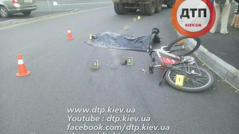 КамАЗ насмерть збив велосипедиста: з’явилися фото 
