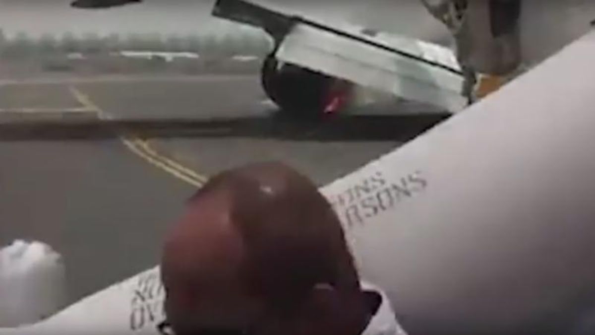 Люди в панике прыгали из самолета: видео эвакуации из горящего Боинга в Дубае Люди в панике прыгали из самолета: видео эвакуации из горящего Боинга в Дубае