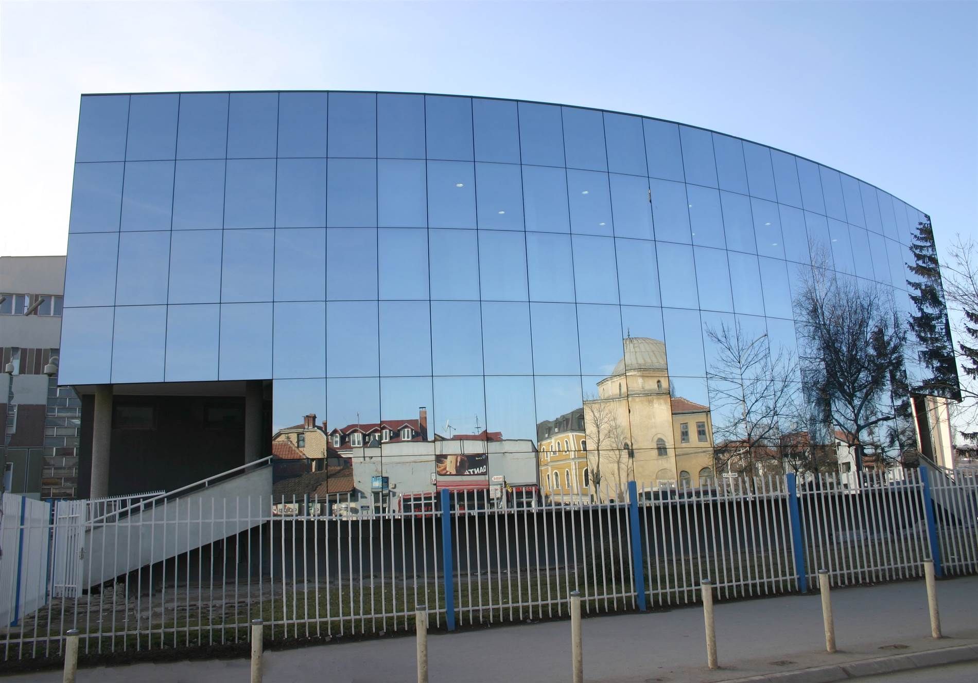 В парламент Косово бросили взрывное устройство В парламент Косово бросили взрывное устройство