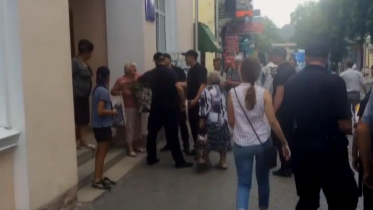 Бабушка покусала полицейского в Тернополе