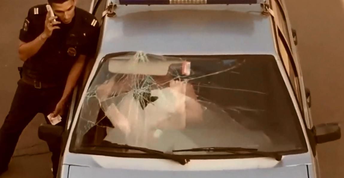 Как выбраться из полицейской машины: мастер-класс от россиянки Как выбраться из полицейской машины: мастер-класс от россиянки