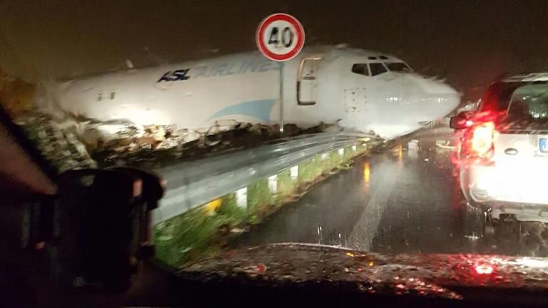 Літак здійснив аварійну посадку на автостраду в Італії: опубліковані фото