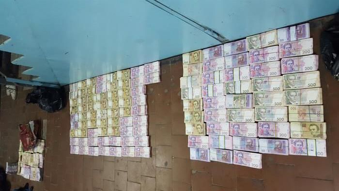 Коррупция в энергетике: у курьера обнаружили 6 миллионов гривен Коррупция в энергетике: у курьера обнаружили 6 миллионов гривен