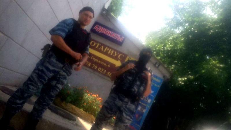 Российский ОМОН устроил обыски в крымскотатарском ресторане