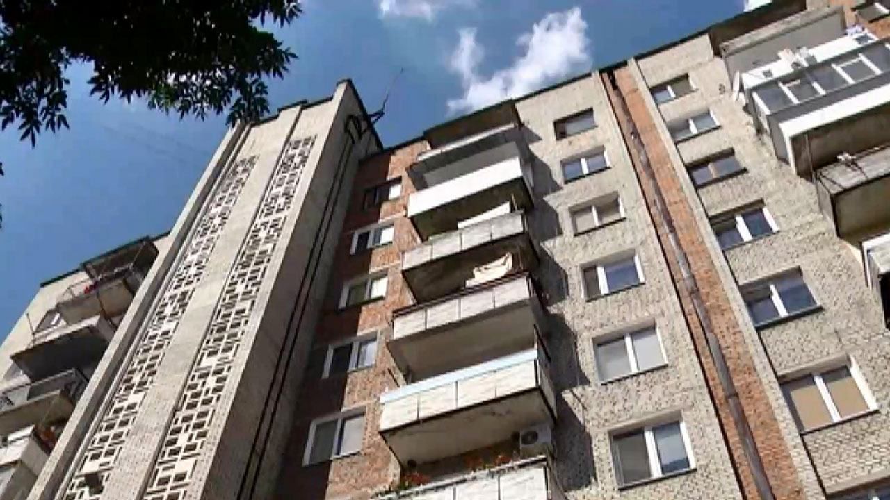 Малолітня дитина випала з багатоповерхівки на Львівщині Малолітня дитина випала з багатоповерхівки на Львівщині