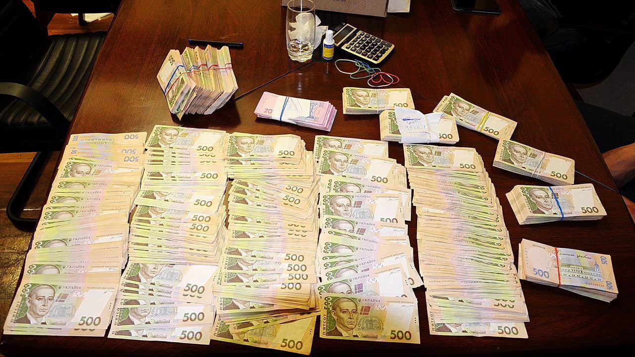 Цінний дуб на 30 мільйонів гривень експортували з України як дешеву сосну Цінний дуб на 30 мільйонів гривень експортували з України як дешеву сосну