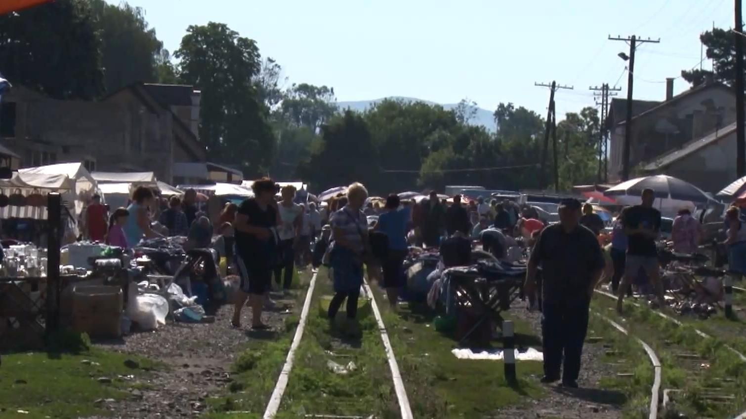 Незвичний та небезпечний ринок на залізничних коліях існує на Закарпатті Незвичний та небезпечний ринок на залізничних коліях існує на Закарпатті