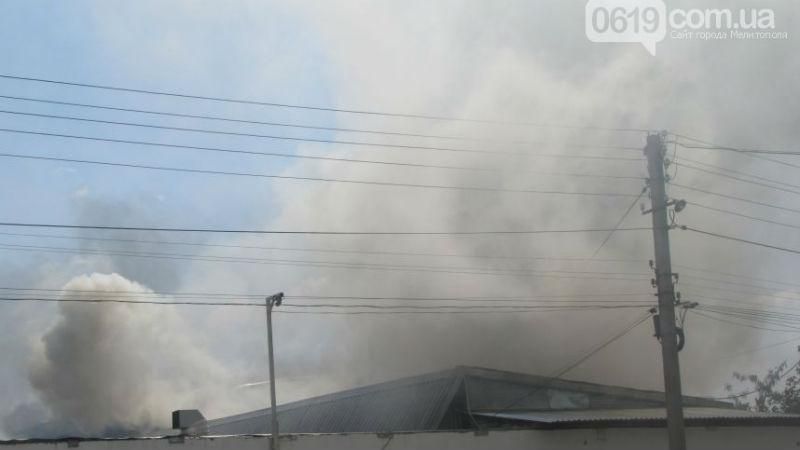 Серйозна пожежа в Мелітополі: горить цех  з фарбами та оліями