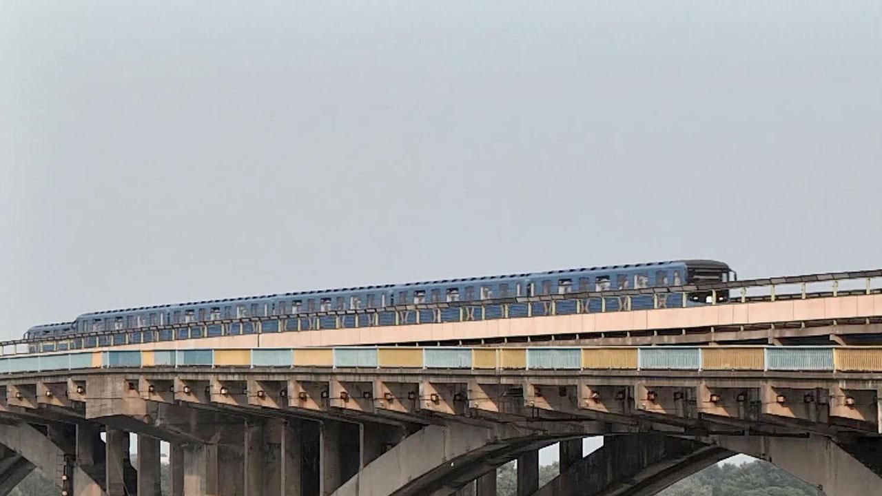 По гострому лезу. Екстремали катаються на дахах київського метро По гострому лезу. Екстремали катаються на дахах київського метро