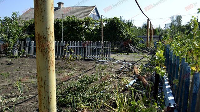 Броневик Нацгвардии протаранил жилой дом в Запорожье Броневик Нацгвардии протаранил жилой дом в Запорожье