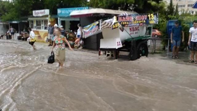 Севастополь пішов під воду, а під Сімферополем горить сміттєзвалище