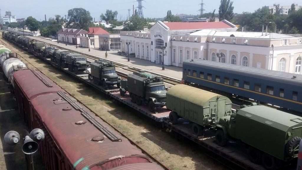Фотофакт: Россия завезла в Крым огромную колонну военной техники Фотофакт: Россия завезла в Крым огромную колонну военной техники