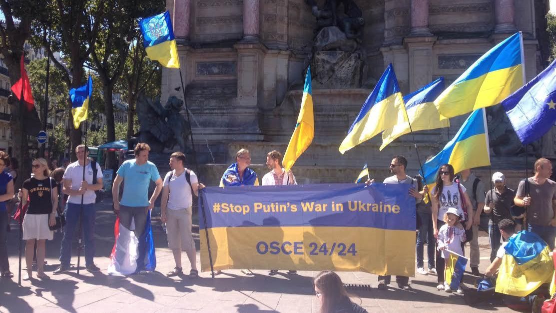 Українці провели маніфестацію в Парижі Українці провели маніфестацію в Парижі