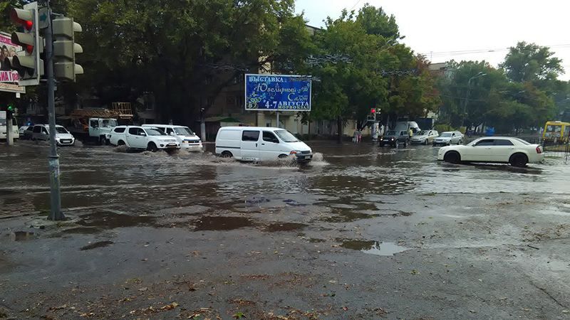 Потужна злива затопила Одесу: з’явилися фото і відео 