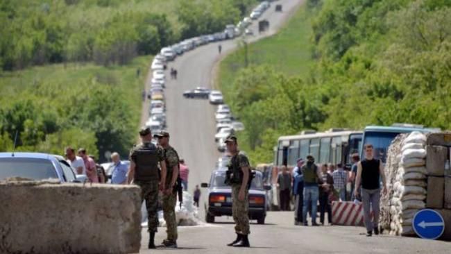 Боевики обстреляли пункты пропуска в АТО Боевики обстреляли пункты пропуска в АТО