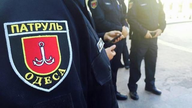 П'яний поліцейський пограбував дівчину в Одесі