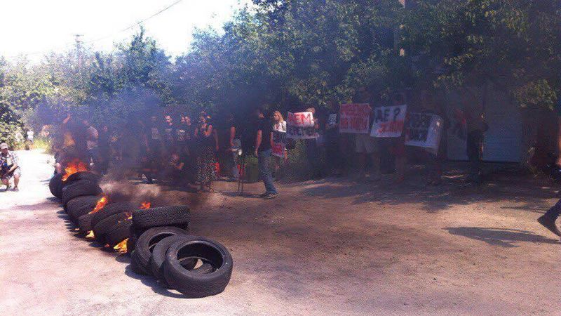 Активисты подожгли шины у дома, который приписали Розенко