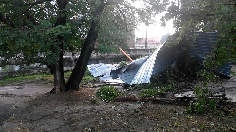 Харьковом пронесся ураган: сорваны крыши и поваленные деревья
