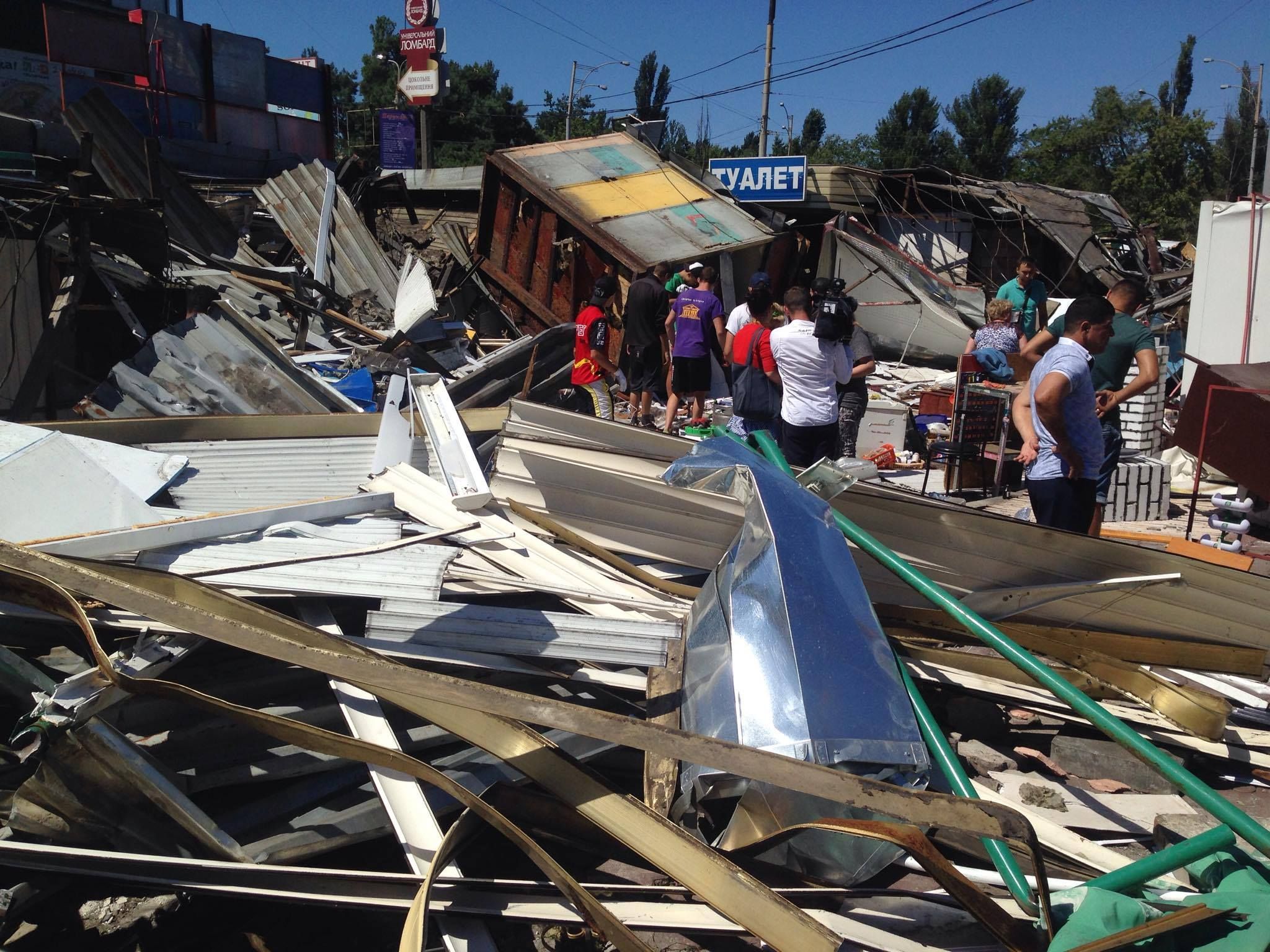 Бульдозери розтрощили без попередження 20 МАФів у Києві Бульдозери розтрощили без попередження 20 МАФів у Києві