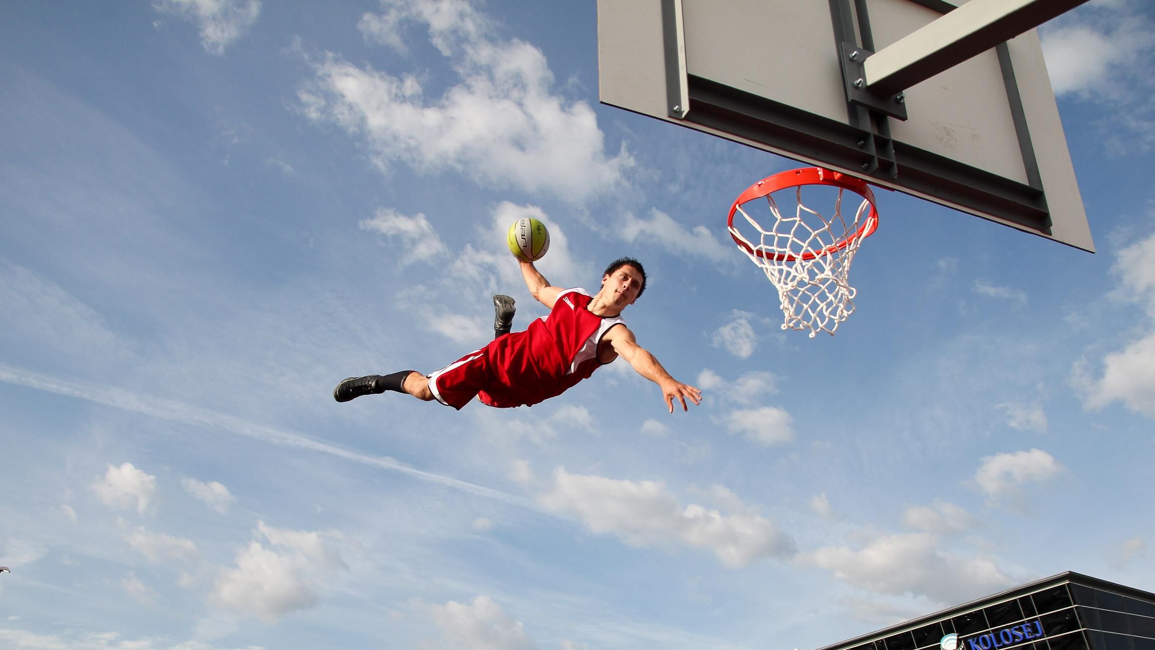 Невероятная меткость: баскетбольные броски, от которых захватывает дух Невероятная меткость: баскетбольные броски, от которых захватывает дух