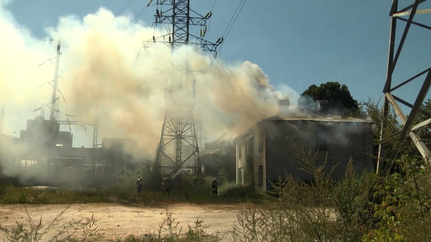 В Киеве горит дом под высоковольтными проводами В Киеве горит дом под высоковольтными проводами