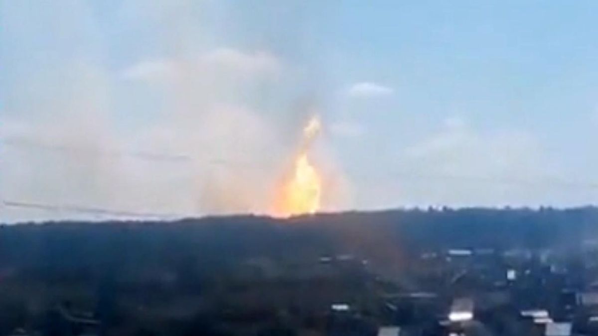 Височезний стовп полум'я над лісом: у Росії горить газопровід