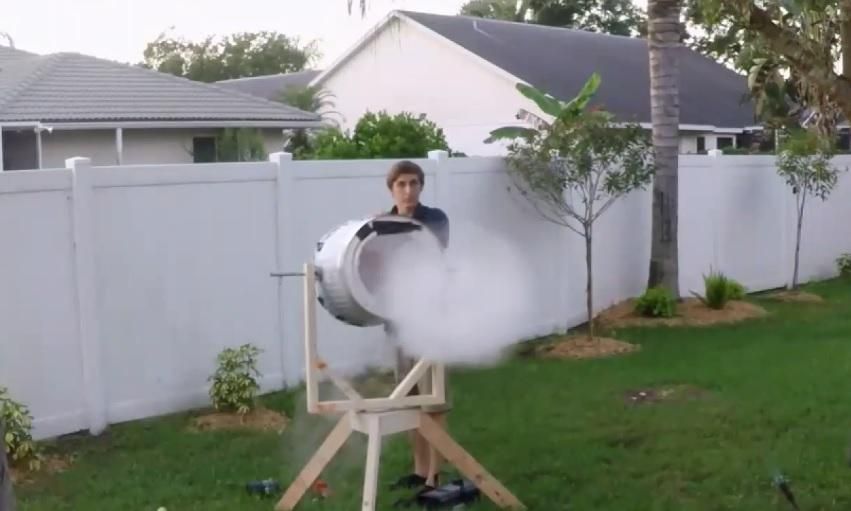 Фізик зробив гармату зі сміттєвого баку