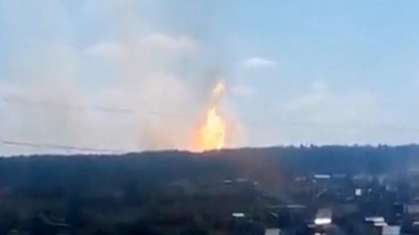 Высоченный столб пламени над лесом: в России горит газопровод