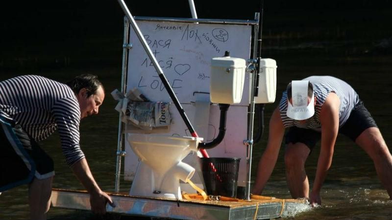 Забавная регата на Закарпатье: плыли на шариках, досках и даже унитазах Забавная регата на Закарпатье: плыли на шариках, досках и даже унитазах