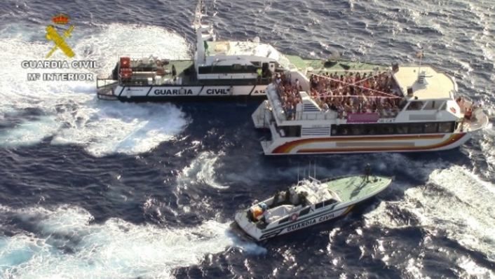 Поліція проводить рейди на яхти, де іспанська молодь влаштовує масові оргії