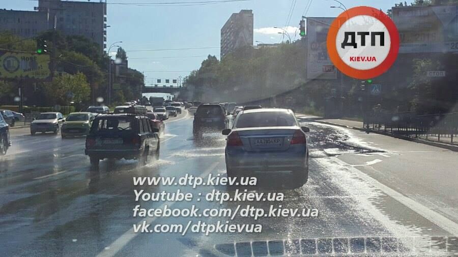 Вулиці Києва знову заливає окропом Вулиці Києва знову заливає окропом