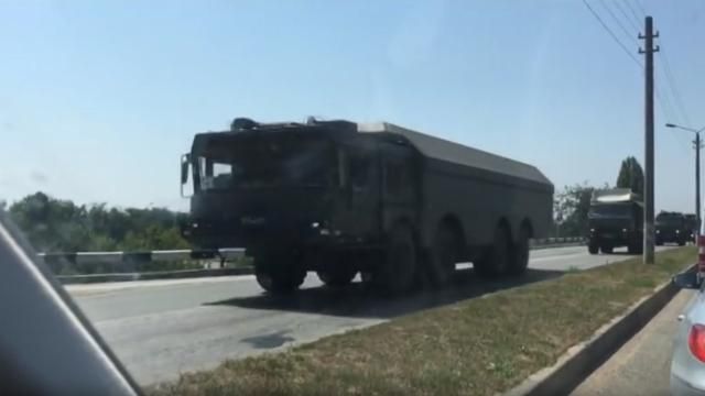 З'явилось відео, яку потужну військову техніку завезла Росія в окупований Крим З'явилось відео, яку потужну військову техніку завезла Росія в окупований Крим