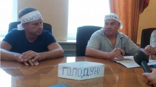 Шахтар на знак протесту намагався себе спалити: з'явились фото, відео Шахтар на знак протесту намагався себе спалити: з'явились фото, відео