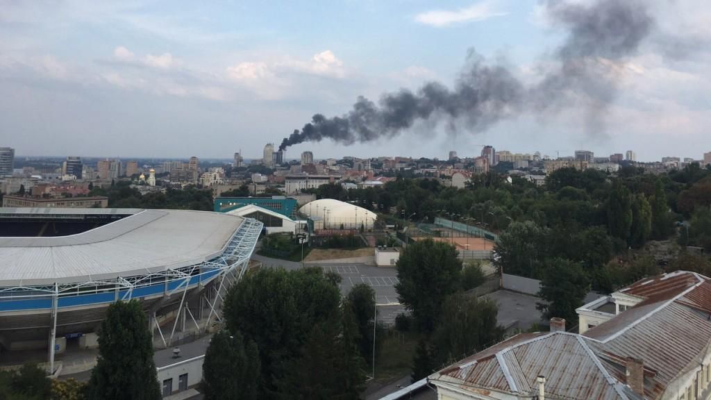 Страшный пожар продолжается в центре Днепра: появилось видео