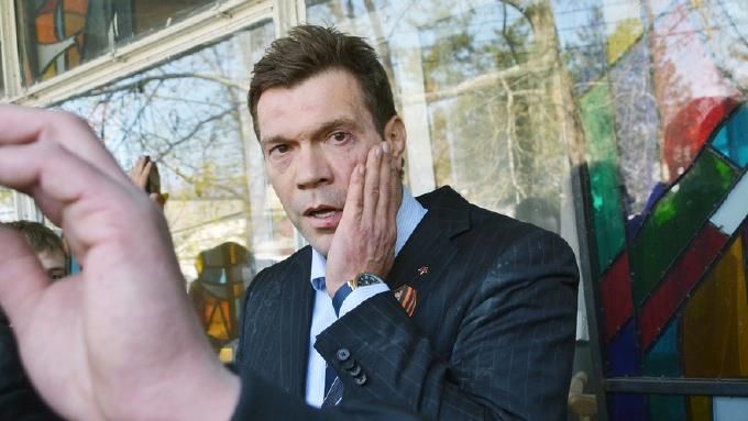 Оккупанты продолжают разбрасываться "подарками" для семьи Царева Оккупанты продолжают разбрасываться "подарками" для семьи Царева