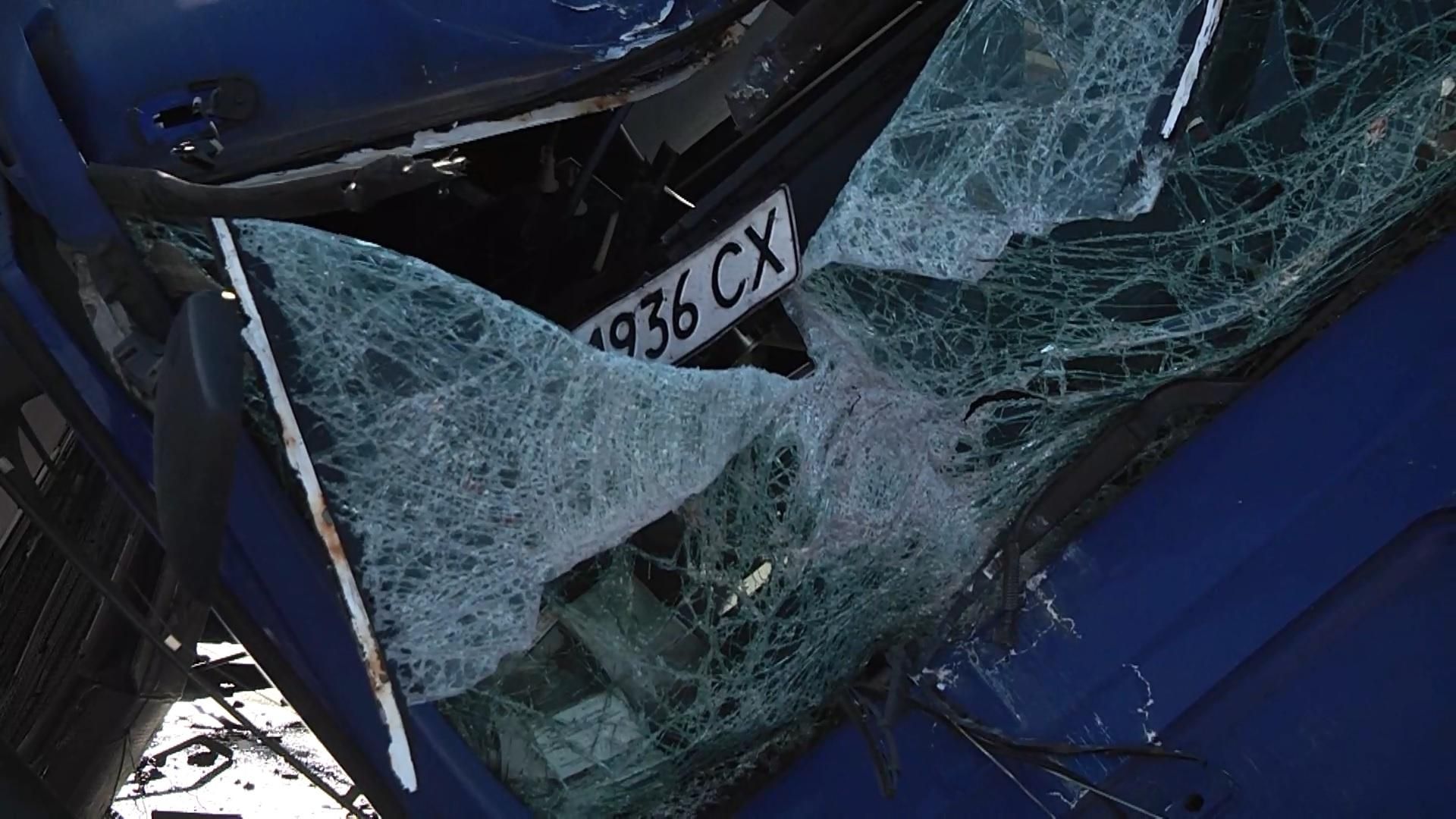 Ранкове ДТП у Києві: вантажівка перегородила собою проспект Ранкове ДТП у Києві: вантажівка перегородила собою проспект