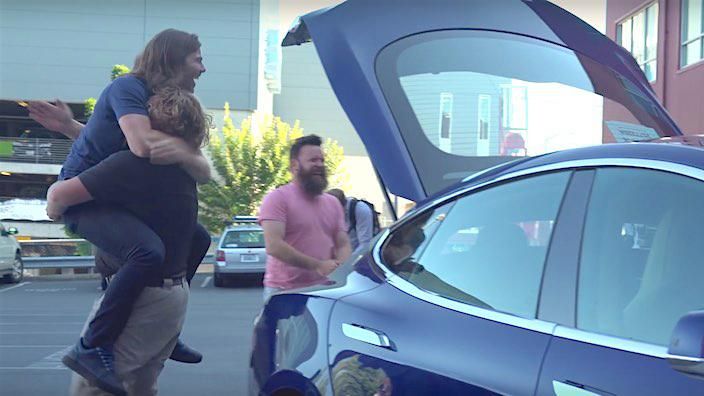 Подарунок для шефа: за що працівники подарували директору Tesla Подарунок для шефа: за що працівники подарували директору Tesla