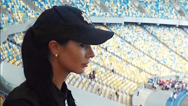 Як київська поліцейська в коротких шортиках на гіроскутері катається Як київська поліцейська в коротких шортиках на гіроскутері катається