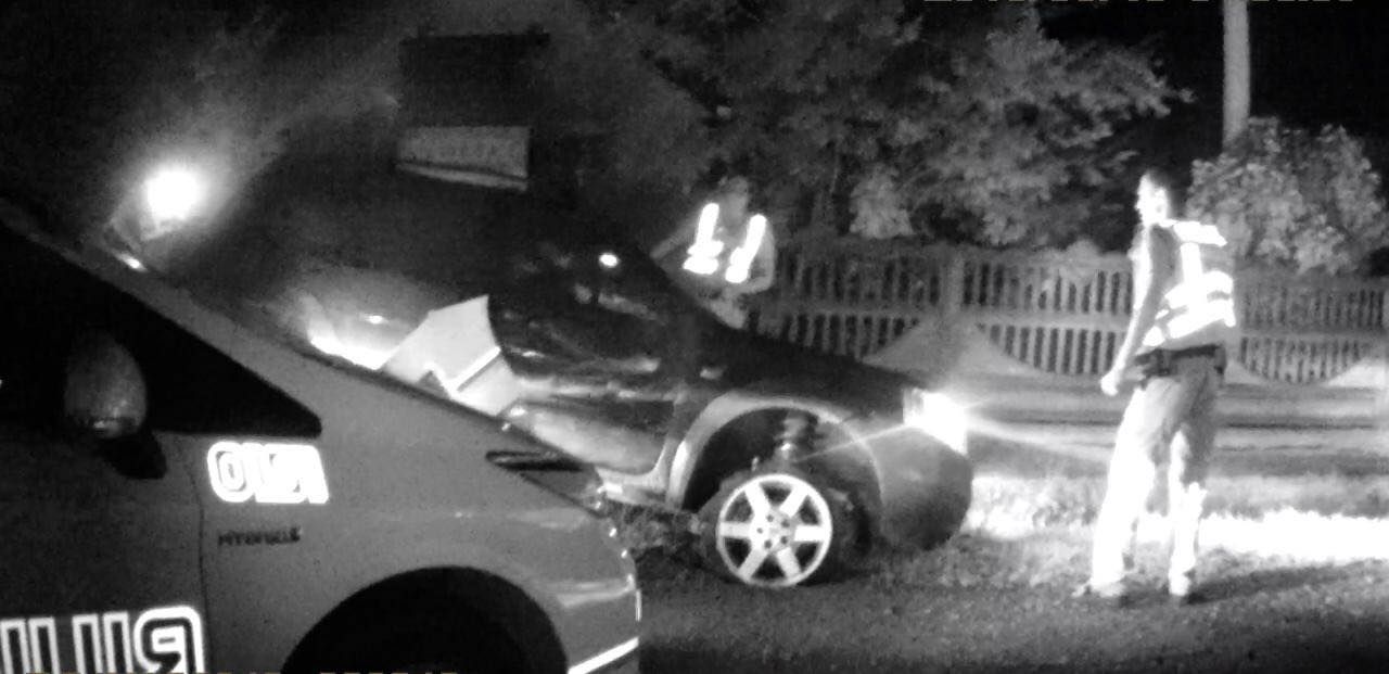Водитель "под кайфом" разгромил два авто полиции в Черновцах