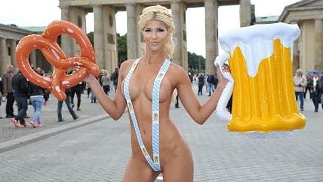 Німецька модель голяка закликала туристів на фестиваль пива (18+)
