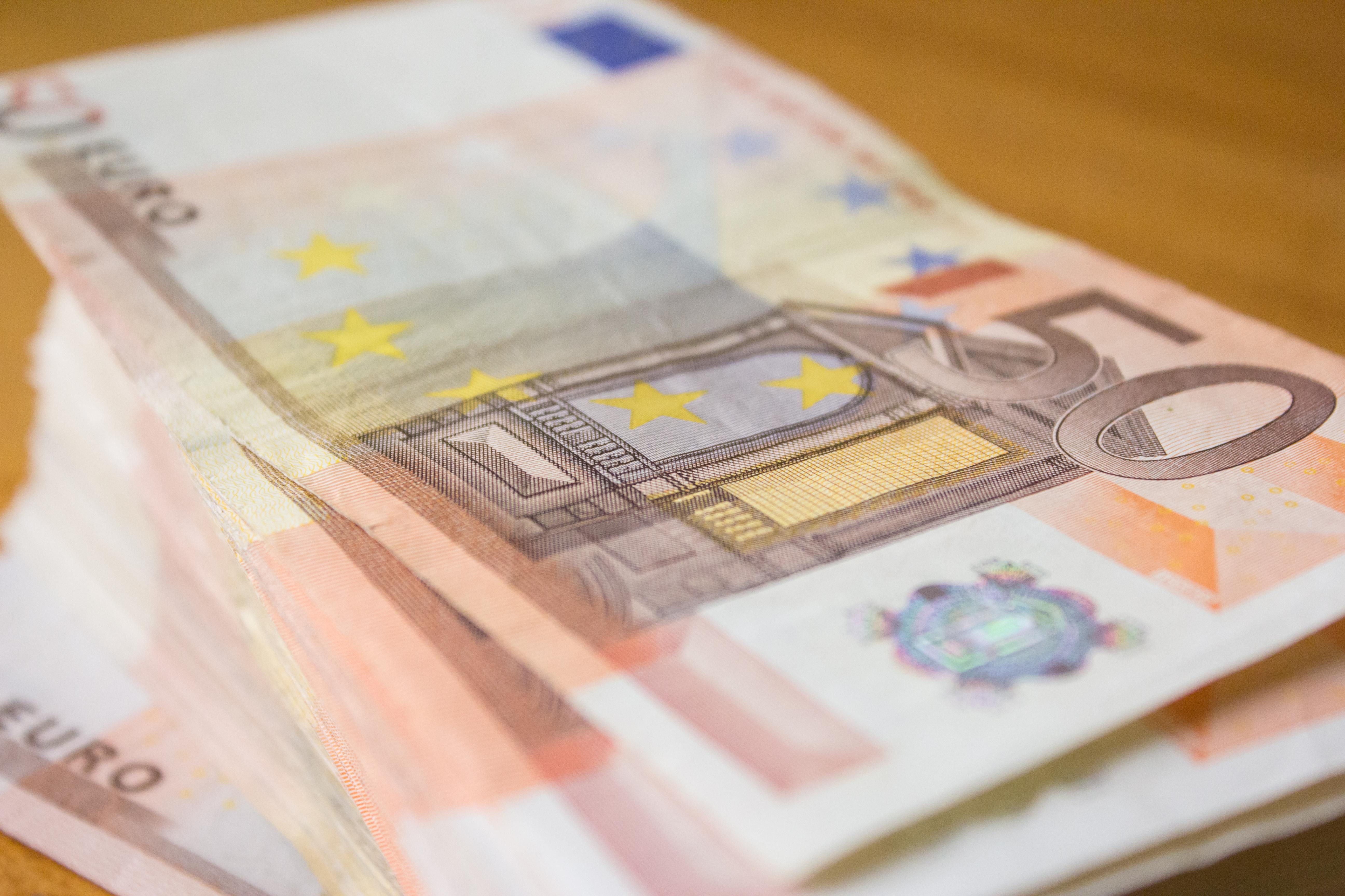 Официальный курс валют: доллар дешевеет, цена евро выросла