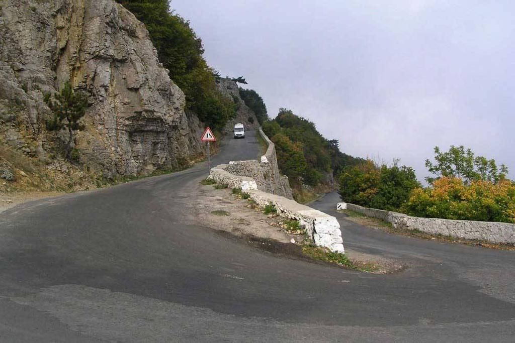 Автобус упал в пропасть в Крыму, много жертв Автобус упал в пропасть в Крыму, много жертв